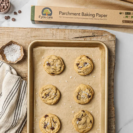 If You Care bakpapier op een bakplaat met gebakken koekjes