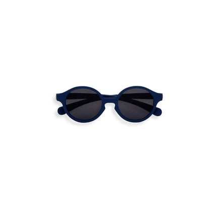 Voorkant IZIPIZI Sun Baby Denim Blue zonnebril voor baby van 0-9 maanden kopen bij Supergroen