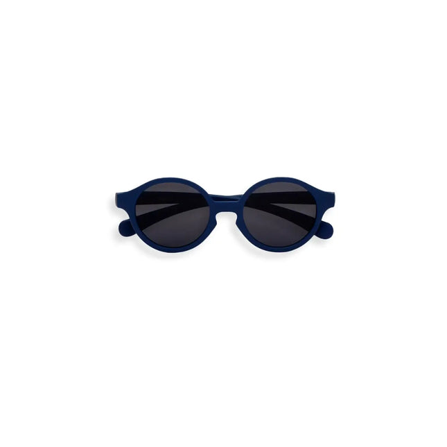 Voorkant IZIPIZI Sun Baby Denim Blue zonnebril voor baby van 0-9 maanden kopen bij Supergroen