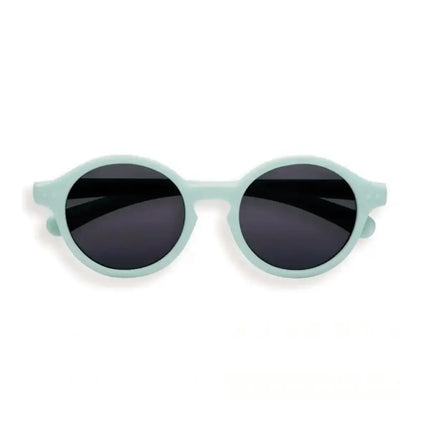 Voorkant IZIPIZI Sun Baby Sky Blue lichtblauwe zonnebril voor baby van 0-9 maanden kopen bij Supergroen