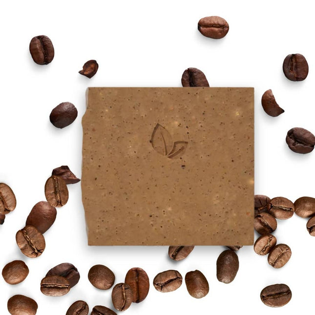 Vaste scrubzeep met gemalen koffie en koffiebonen