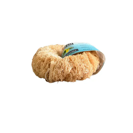 Platliggende loofah pannenscrubber met zicht op de dikte