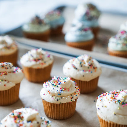 Verse cupcakes op bakplaat met ongebleekte mini bakvormpjes van If You Care – vetvrij papier, milieuvriendelijk en composteerbaar.