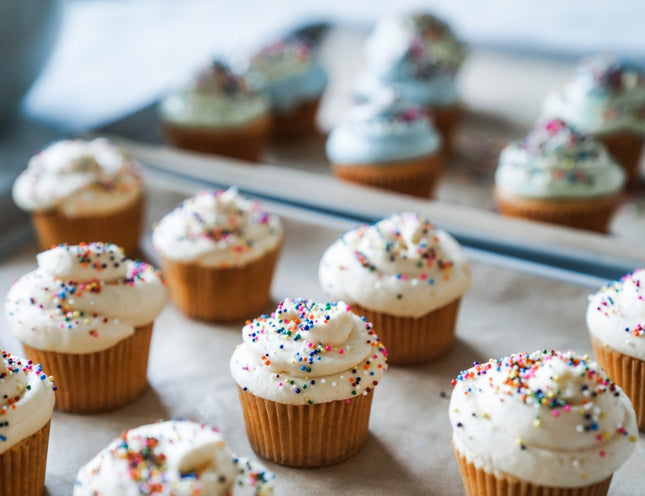 Verse cupcakes op bakplaat met ongebleekte mini bakvormpjes van If You Care – vetvrij papier, milieuvriendelijk en composteerbaar.