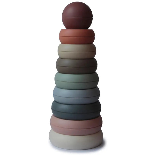 De Original Mushie stapeltoren met 7 stapelringen en een ronde sluitbal in zachte tinten.