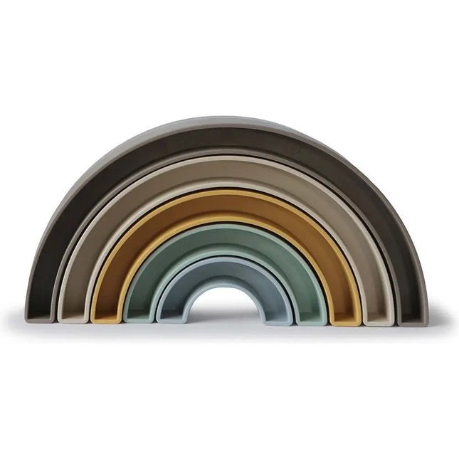 Mushie stapeltoren Regenboog Hillside met geneste halfronde bogen in zachte aardetinten.