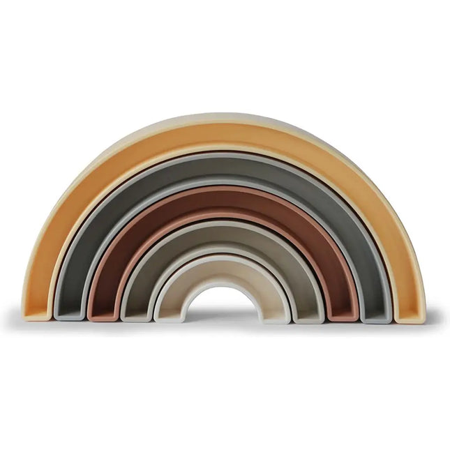 Mushie stapeltoren Regenboog Sol met geneste halfronde bogen in warme gele en neutrale tinten.