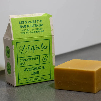 Conditioner Bar Avocado Limoen & Citroengras met verpakking op grijze ondergrond