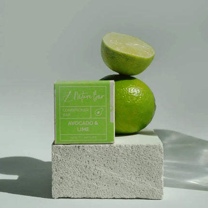 Verpakking van Conditioner Bar Avocado Limoen & Citroengras met halve limoenen op steenblok