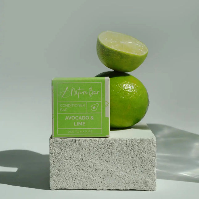 Verpakking van Conditioner Bar Avocado Limoen & Citroengras met halve limoenen op steenblok