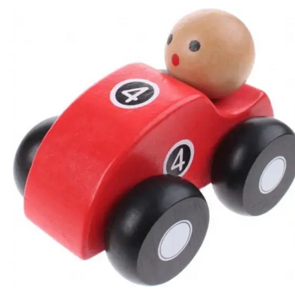 Houten raceauto van Jouéco in het rood, met afgeronde randen voor kleine handen.