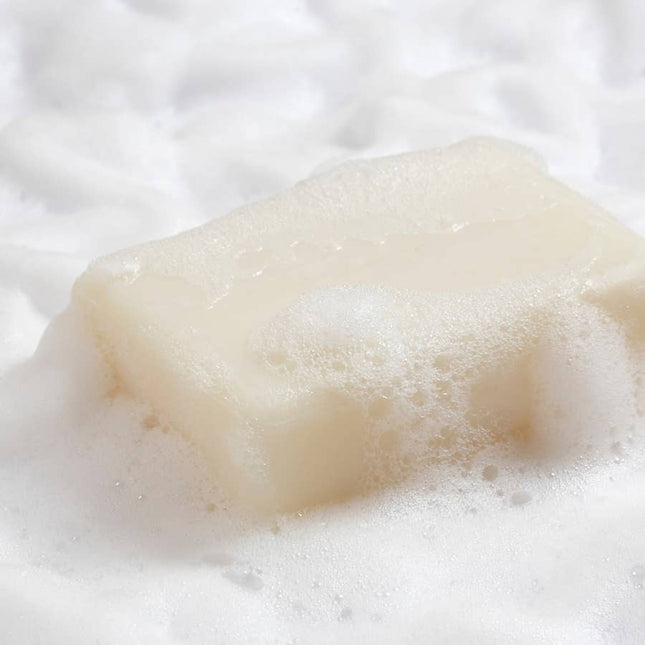 Sfeerbeeld van biologische Franse kleizeep – handgemaakt zeepblok met zeepbellen.