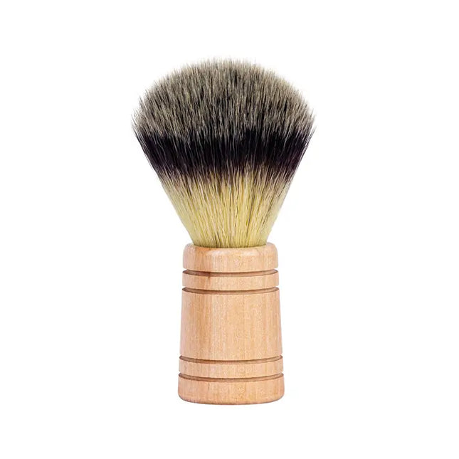 Detail van de vegan scheerkwast van Croll & Denecke – close-up van synthetische borstelharen en FSC-gecertificeerd houten handvat