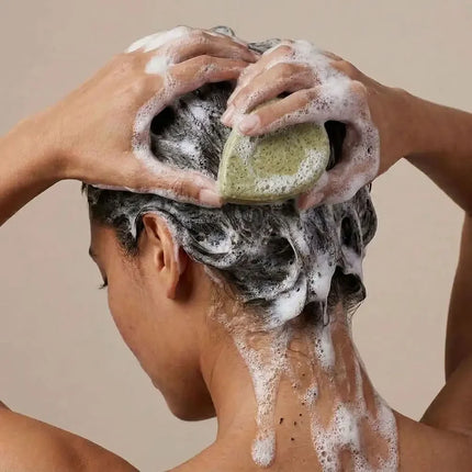 Vrouw wast haar met Shampoo Bar Balans & Diepe Reiniging