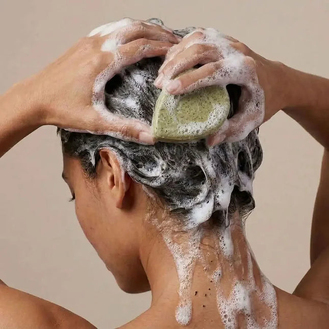 Vrouw wast haar met Shampoo Bar Balans & Diepe Reiniging