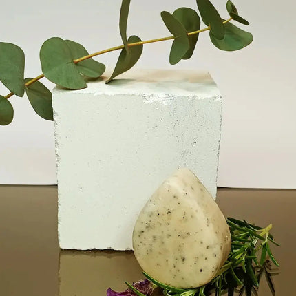 Shampoo Bar Voedt & Herstel tussen lavendel en groene planten