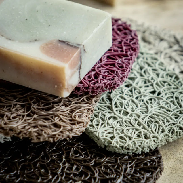 Sfeerfoto van zeep op meerdere Soap Lift zeepkussens in verschillende kleuren