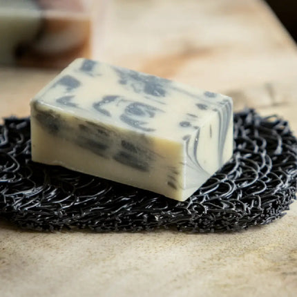 Sfeerfoto van zeep op zwarte ronde Soap Lift zeepkussen