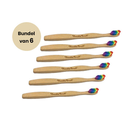 Bundel van 6 bamboe tandenborstels van the Humble & Co. Met zachte, BPA‑vrije borstelharen in regenboogkleuren.