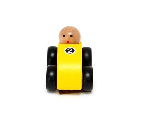 Vooraanzicht van de houten raceauto van Jouéco in het geel, compact en geschikt voor peuters.