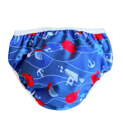 Achteraanzicht van de blauwe herbruikbare baby zwemluier met bootjespatroon, tonend hoe de elastische tailleband comfortabel doorloopt.