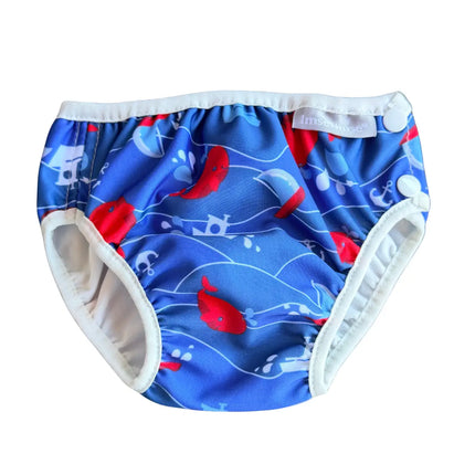 Wasbare zwemluier van Imse Vimse in de kleur Deep Blue met rode bootjes, liggend gefotografeerd tegen een witte achtergrond voor een duidelijk vooraanzicht