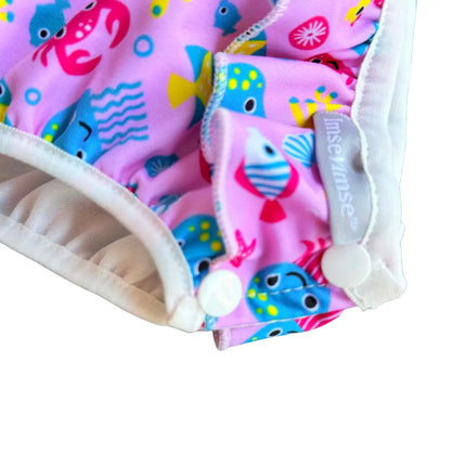 Zijkant met drukknoopjes wasbare zwemluier Imse Vimse Pink Sealife