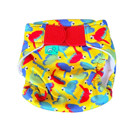 Vooraanzicht van de TotsBots wasbare zwemluier in de tropische Yellow Parrots print met vrolijke gele papegaaien en een klittenbandsluiting.