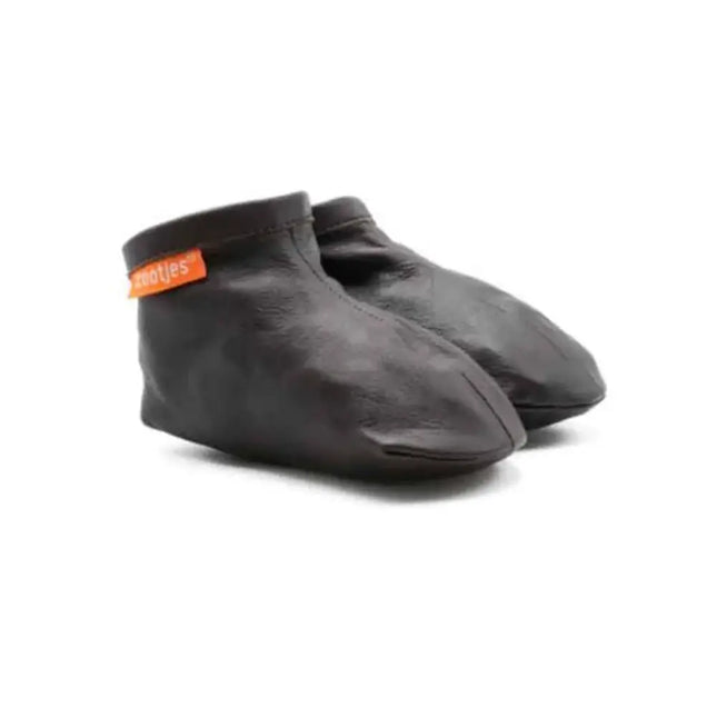 Chocolate Brown babyslofjes van soepel bio-leer met klittenbandsluiting – geschikt voor baby’s van 0 tot 18 maanden