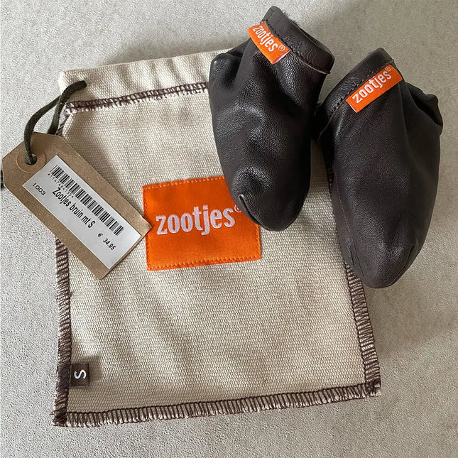 Chocolate Brown babyslofjes van bio-leer – voor- en achterkant met klittenband en Zootjes-label-cadeauzakje