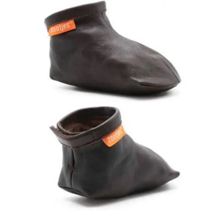 Chocolate Brown babyslofjes van soepel bio-leer – stijlvolle close-up met oranje Zootjes-label, perfect voor eerste stapjes