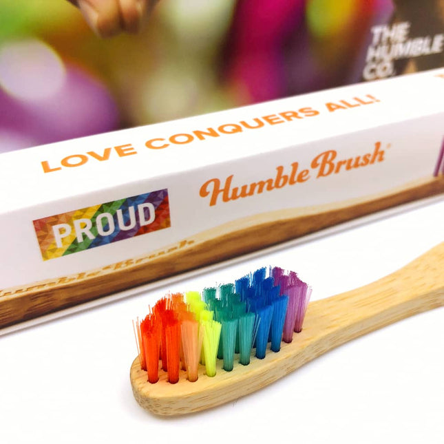 Humble Brush tandenborstel met regenboogdesign – voorkantweergave van bamboe handvat en zachte borstelharen
