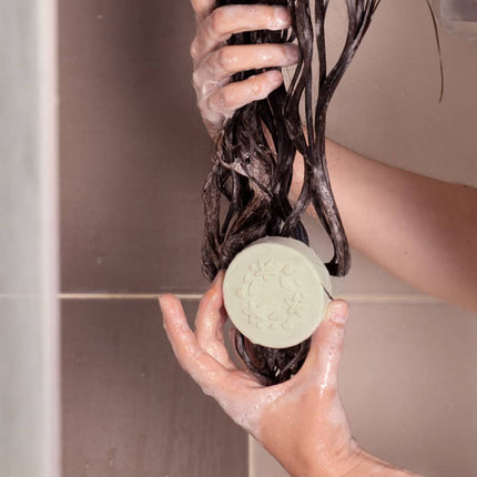 Lamazuna Shampoo Bar - Normaal haar - in gebruik