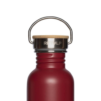 Close-up van de houten dop en metalen beugel van de rode Retulp Urban drinkfles