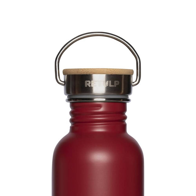 Close-up van de houten dop en metalen beugel van de rode Retulp Urban drinkfles