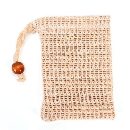 Close‑up van het sisal zeepzakje met zichtbare vezelstructuur en koordje.
