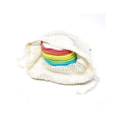 Detail van biologisch katoenen make‑up schijfjes met gekleurde stiksels met waszak